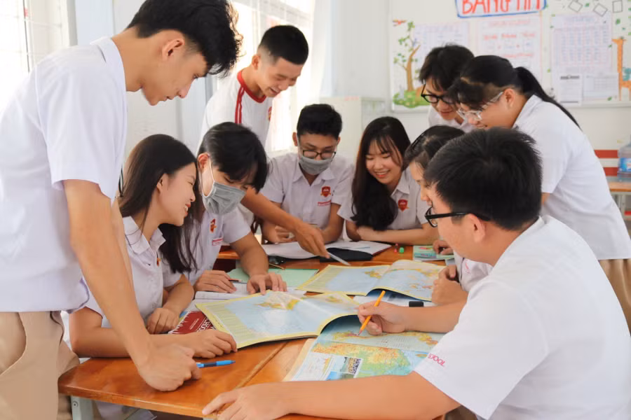 Học sinh Trường iSchool Rạch Giá trao đổi với nhau. Ảnh NTCC.