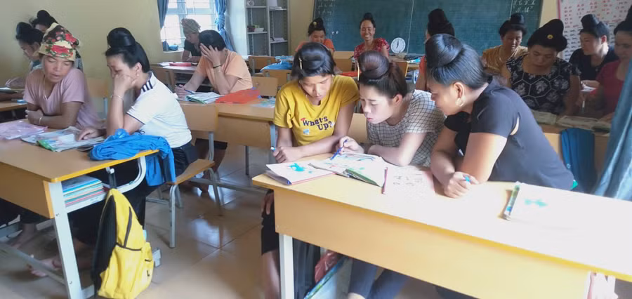 Học viên tham dự lớp xoá mù tại Trường PTDTBT TH Rạng Đông (huyện Tuần giáo, tỉnh Điện Biên). Ảnh NTCC.