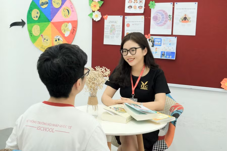 Cô Lê Thị Thu Sương, Giáo viên Tâm lý học đường, Trường Liên cấp thành phố giáo dục Quốc tế - IEC Quảng Ngãi tham vấn tâm lý cho học sinh. Ảnh NVCC.