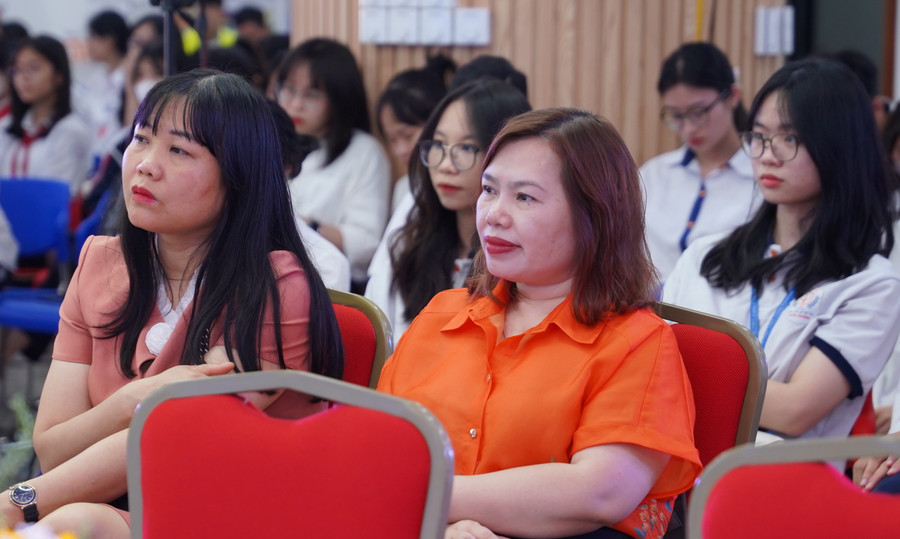 Cô Trần Thị Minh Tuyết - Phó hiệu trưởng Trường THPT Xuân Phương cùng các đồng nghiệp tham gia buổi toạ đàm.