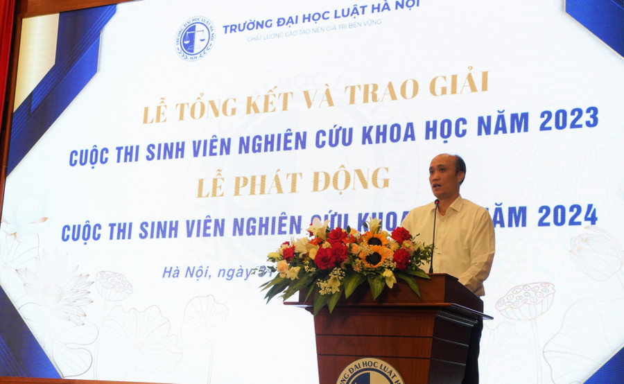 PGS. TS. Tô Văn Hoà, Phó hiệu trưởng Trường ĐH Luật Hà Nội phát biểu. PGS. TS. Tô Văn Hoà, Phó hiệu trưởng Trường ĐH Luật Hà Nội phát biểu.