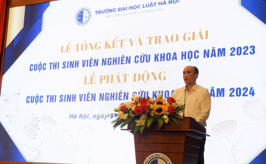PGS. TS. Tô Văn Hoà, Phó hiệu trưởng Trường ĐH Luật Hà Nội phát biểu.