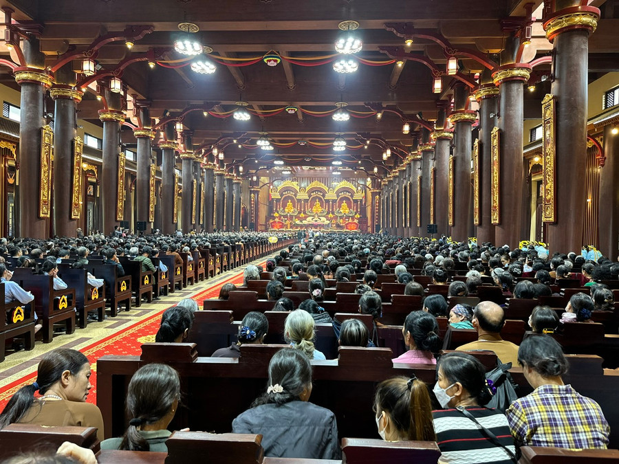 Hàng nghìn phật tử, du khách tham gia buổi lễ. Hàng nghìn phật tử, du khách tham gia buổi lễ.