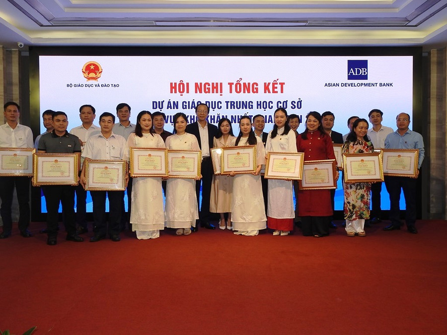 Các cá nhân được khen thưởng. Các cá nhân được khen thưởng.