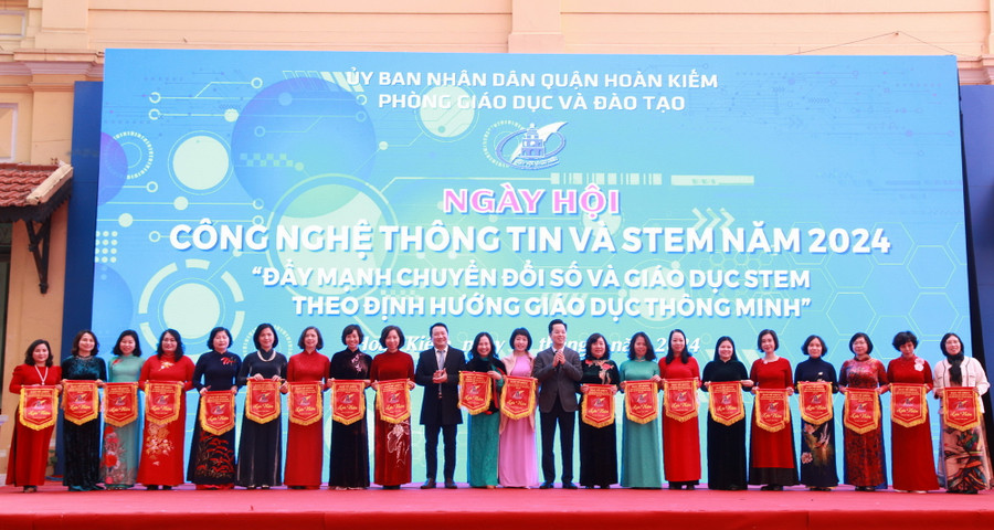 Ban tổ chức trao cờ cho các đơn vị tham gia ngày hội.