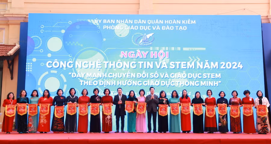 Ban tổ chức trao cờ cho các đơn vị tham gia ngày hội.