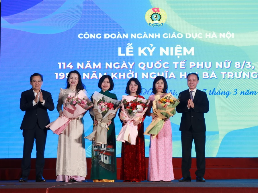 Ban tổ chức tặng hoa chúc mừng đại diện nữ đại biểu nhân kỷ niệm 114 năm Ngày Quốc tế Phụ nữ 8/3.