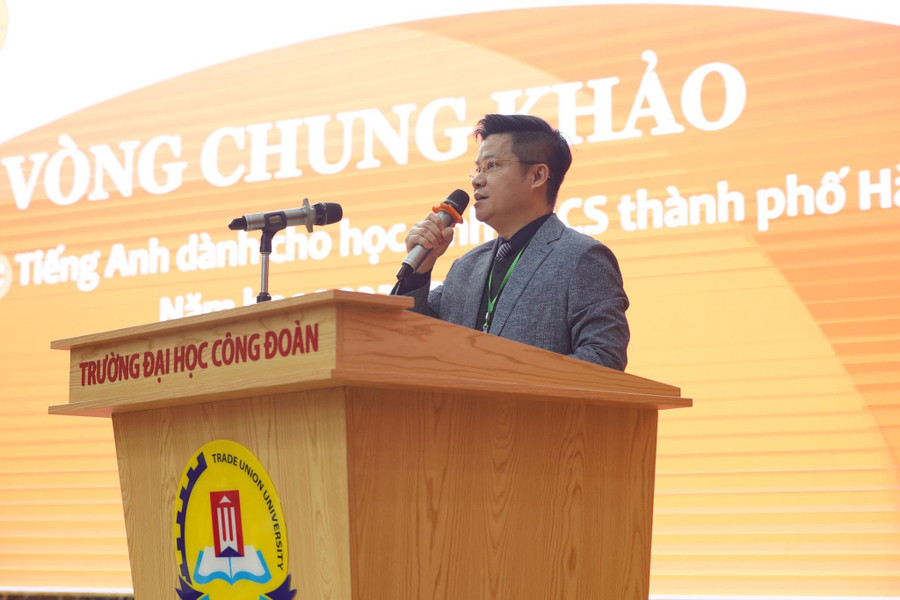 Đại diện Ban tổ chức phát biểu khai mạc vòng chung khảo.