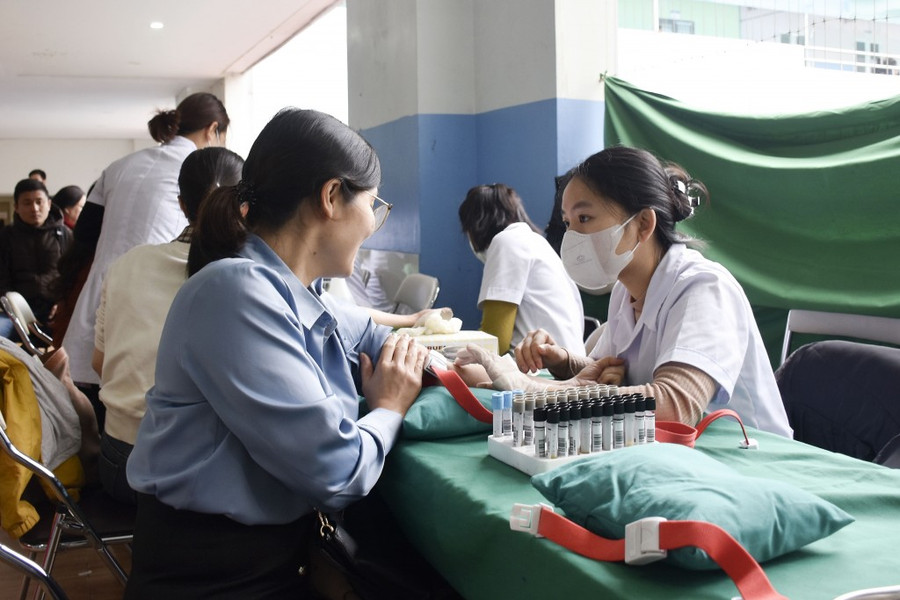 Nữ cán bộ nhà giáo được khám sức khỏe miễn phí. Nữ cán bộ nhà giáo được khám sức khỏe miễn phí.