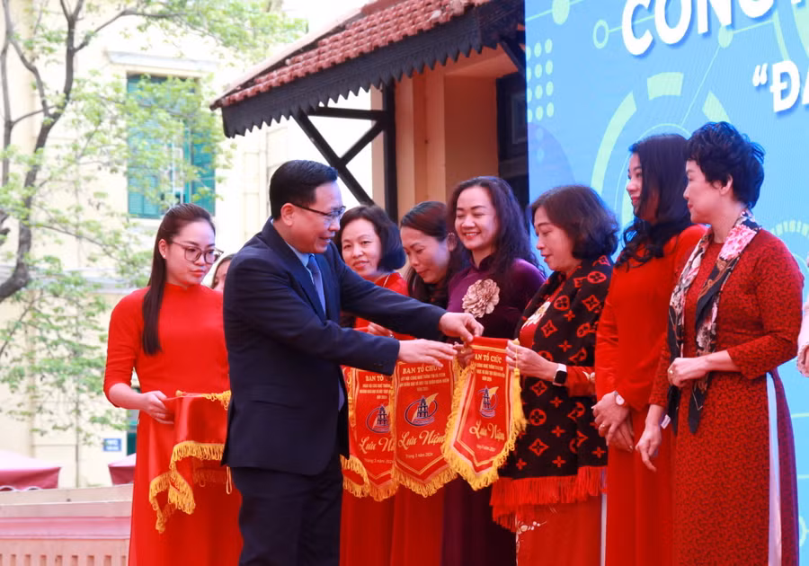 Ông Trần Văn Đạt - Vụ trưởng Vụ Giáo dục Chính trị và Công tác HSSV (Bộ GD&amp;ĐT) dự ngày hội và trao cờ của Ban tổ chức cho các đơn vị.