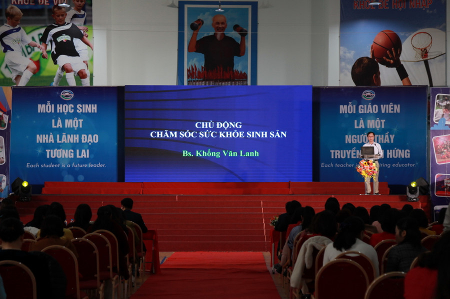 Các nữ nhà giáo nghe nói chuyện chuyên đề về chăm sóc sức khỏe. Các nữ nhà giáo nghe nói chuyện chuyên đề về chăm sóc sức khỏe.