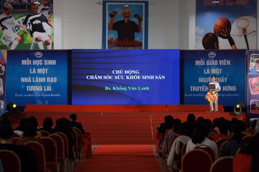 Các nữ nhà giáo nghe nói chuyện chuyên đề về chăm sóc sức khỏe.