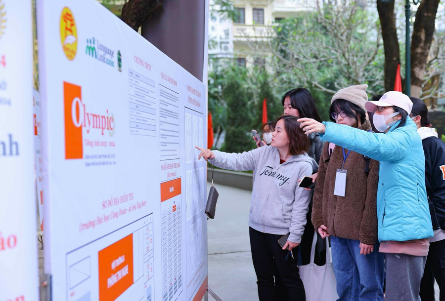 Thí sinh xem số báo danh trước khi vào phòng thi.