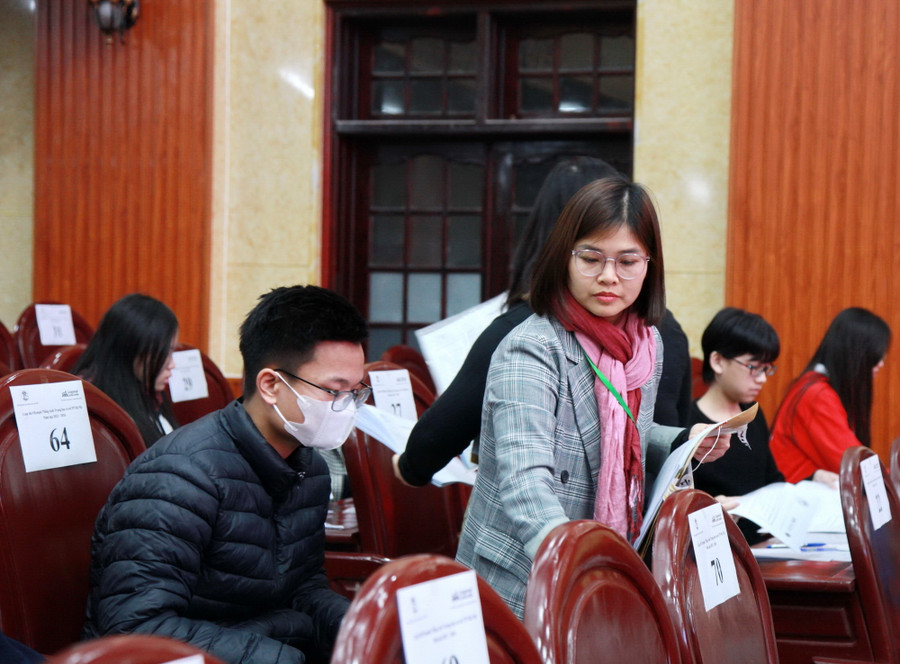 Giám thị phát bài thi cho thí sinh