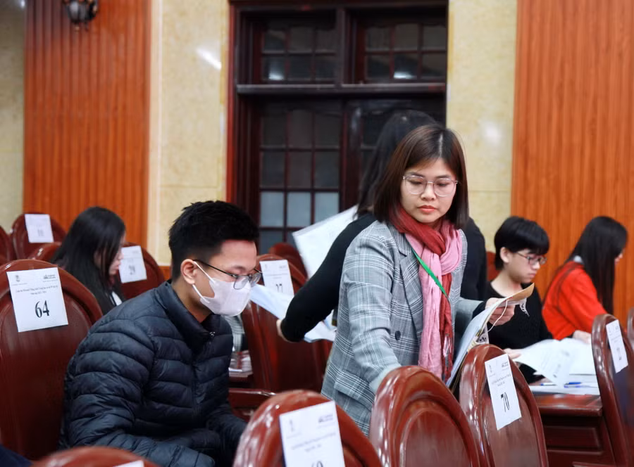 Giám thị phát bài thi cho thí sinh