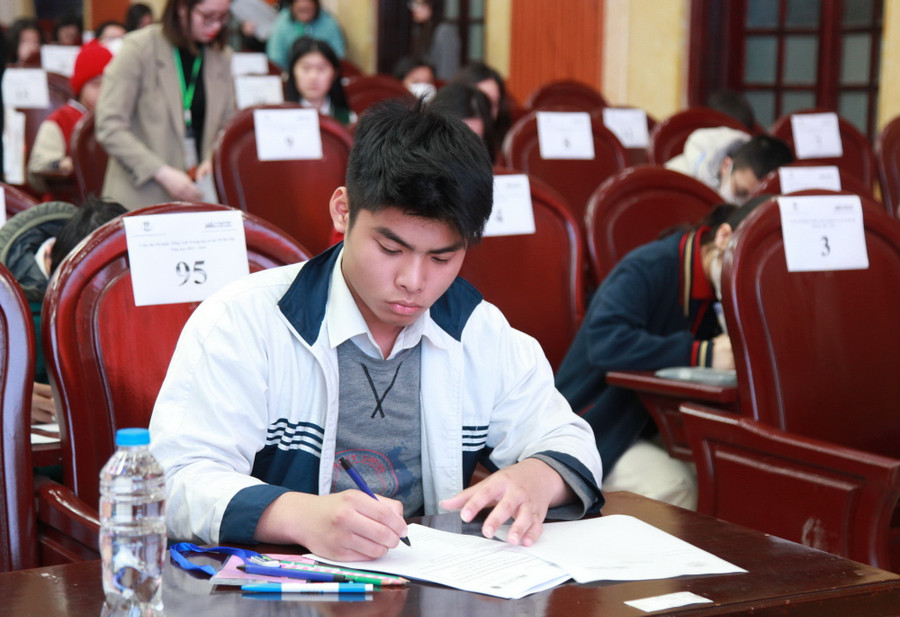 Thí sinh làm bài thi viết.