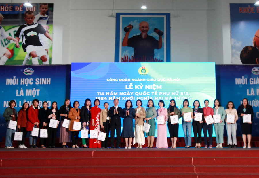 Tặng quà cho nữ cán bộ giáo viên có hoàn cảnh khó khăn. Tặng quà cho nữ cán bộ giáo viên có hoàn cảnh khó khăn.