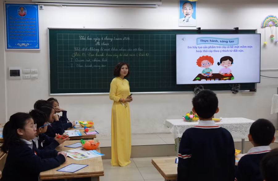 Tiết dạy môn Mỹ thuật của cô Nguyễn Thị Thanh Thủy - giáo viên Trường Tiểu học Lĩnh Nam.