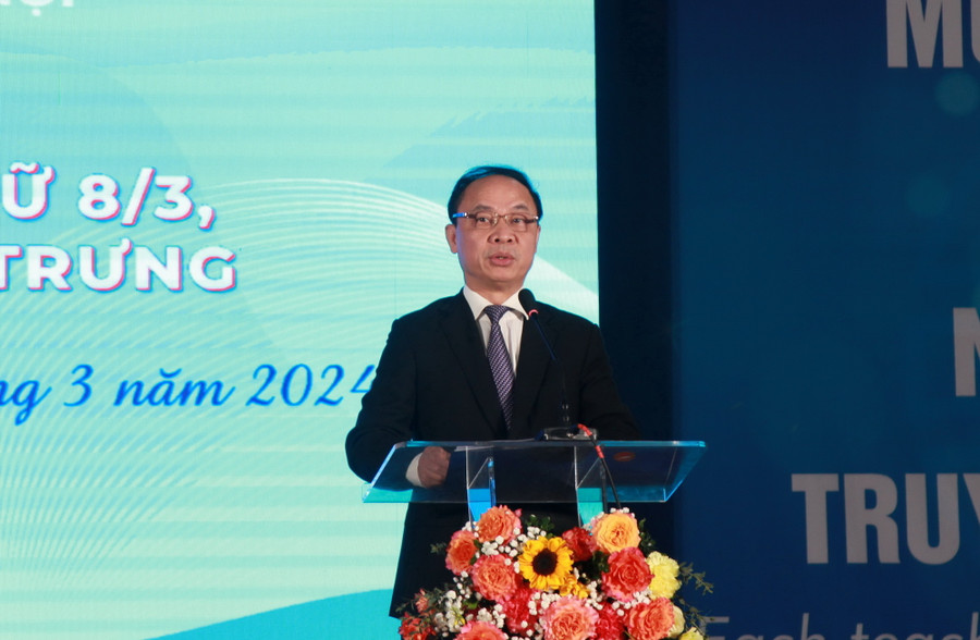 Phó Giám đốc Sở GD&ĐT Hà Nội Nguyễn Quang Tuấn phát biểu tại lễ kỷ niệm. Phó Giám đốc Sở GD&ĐT Hà Nội Nguyễn Quang Tuấn phát biểu tại lễ kỷ niệm.