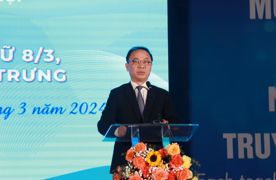 Phó Giám đốc Sở GD&amp;ĐT Hà Nội Nguyễn Quang Tuấn phát biểu tại lễ kỷ niệm.