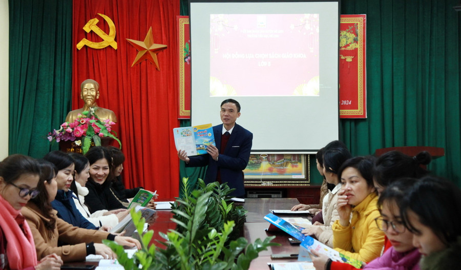Cán bộ giáo viên Trường Tiểu học Mê Linh (huyện Mê Linh) dự hội thảo giới thiệu sách giáo khoa lớp 5.