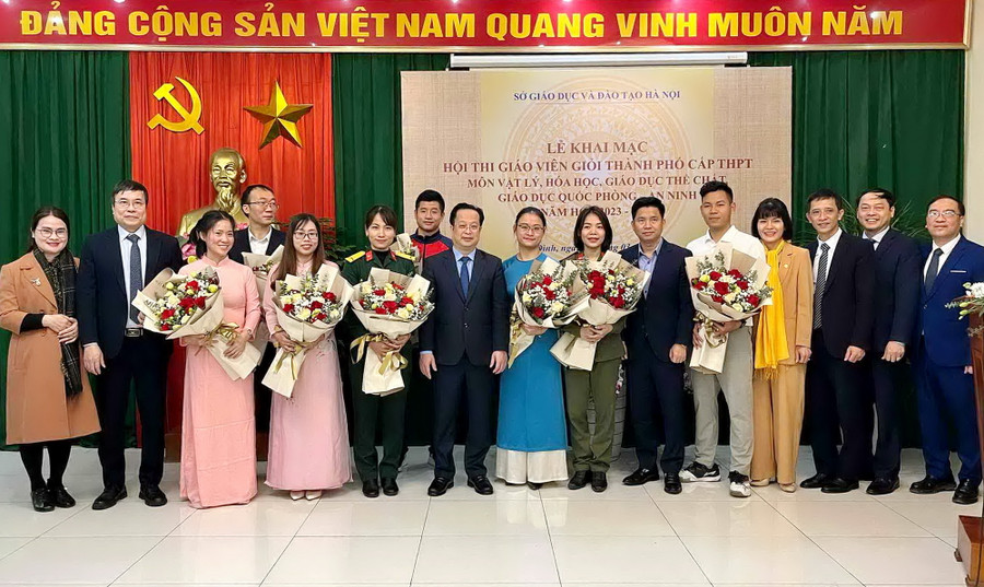 Ban tổ chức tặng hoa chúc mừng các thầy cô dự thi. Ban tổ chức tặng hoa chúc mừng các thầy cô dự thi.