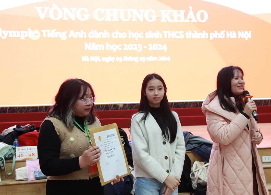 Học sinh dự vòng chung khảo cùng đại diện Sở GD&amp;ĐT Hà Nội kiểm tra niêm phong bài thi