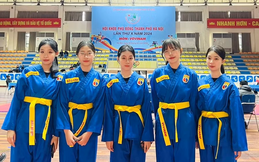 Nhiều nữ sinh tranh tài trong môn thi Vovinam Hội khỏe Phù Đổng thành phố Hà Nội.