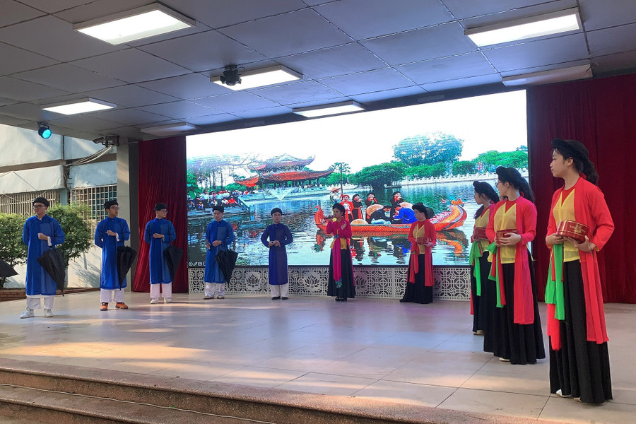 Tiết mục hát dân ca quan họ Bắc Ninh trong buổi sân khấu hóa văn học dân gian của Trường THPT Nguyễn Trãi.