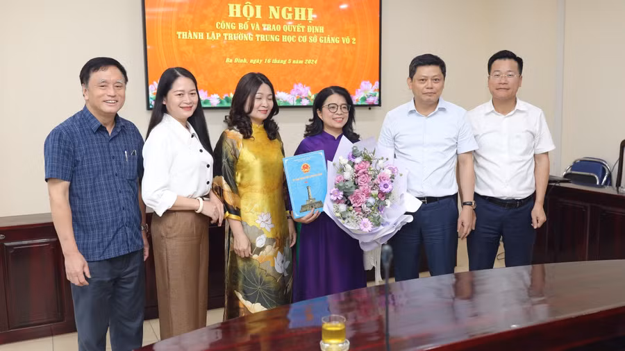 Chủ tịch UBND quận Ba Đình - Tạ Nam Chiến (thứ 2 từ phải sang) trao quyết định, bổ nhiệm và chúc mừng tân Hiệu trưởng Trường THCS Giảng Võ 2.