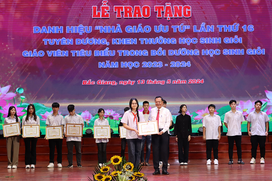 Ông Nguyễn Văn Thêm - Phó Giám đốc Sở GDĐT trao tặng Giấy khen cho các em học sinh đạt thành tích HCB, HCĐ trong các cuộc thi TDTT toàn quốc.