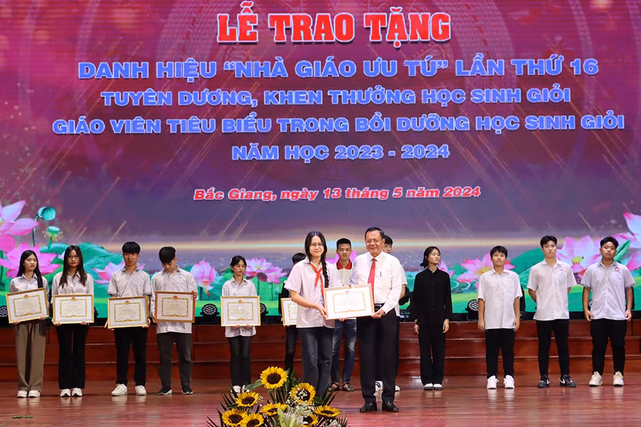 Ông Nguyễn Văn Thêm - Phó Giám đốc Sở GDĐT trao tặng Giấy khen cho các em học sinh đạt thành tích HCB, HCĐ trong các cuộc thi TDTT toàn quốc.