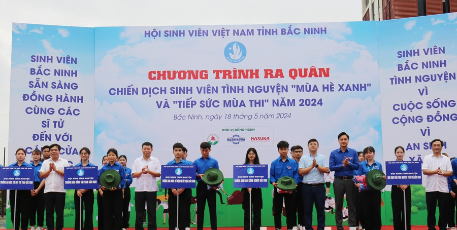 Các đại biểu tặng quà cho các đội hình tình nguyện. Các đại biểu tặng quà cho các đội hình tình nguyện.
