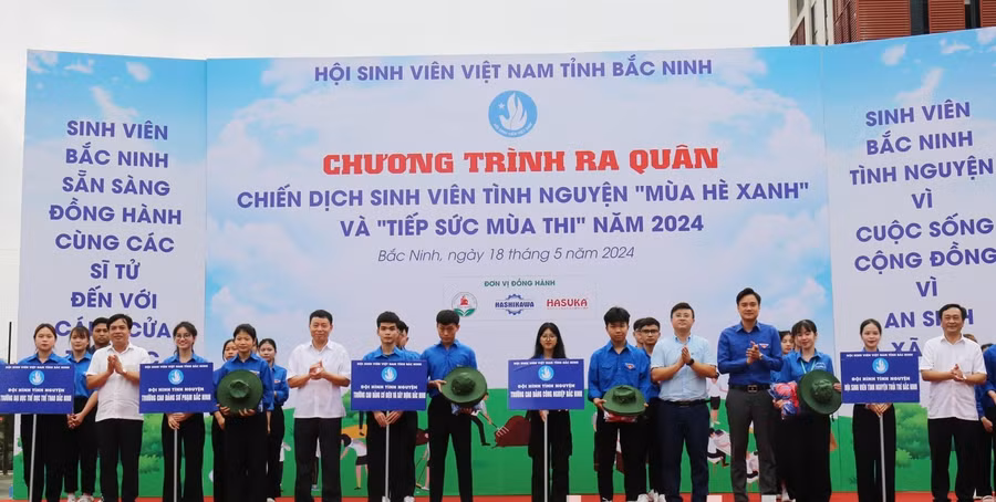 Các đại biểu tặng quà cho các đội hình tình nguyện.