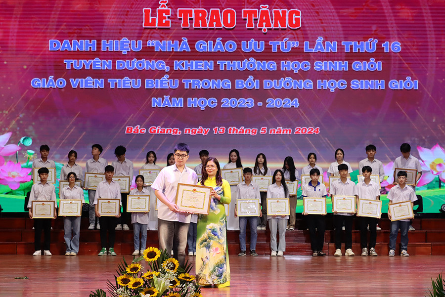 Bà Đào Thị Hường - Phó Giám đốc Sở GDĐT trao tặng Giấy khen cho các em học sinh đạt giải Nhất trong cuộc thi chọn HSG và KHKT cấp tỉnh.