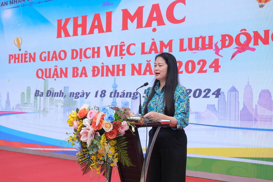 Bà Phạm Thị Diễm - Phó Chủ tịch UBND quận Ba Đình phát biểu tại phiên giao dịch việc làm. Bà Phạm Thị Diễm - Phó Chủ tịch UBND quận Ba Đình phát biểu tại phiên giao dịch việc làm.