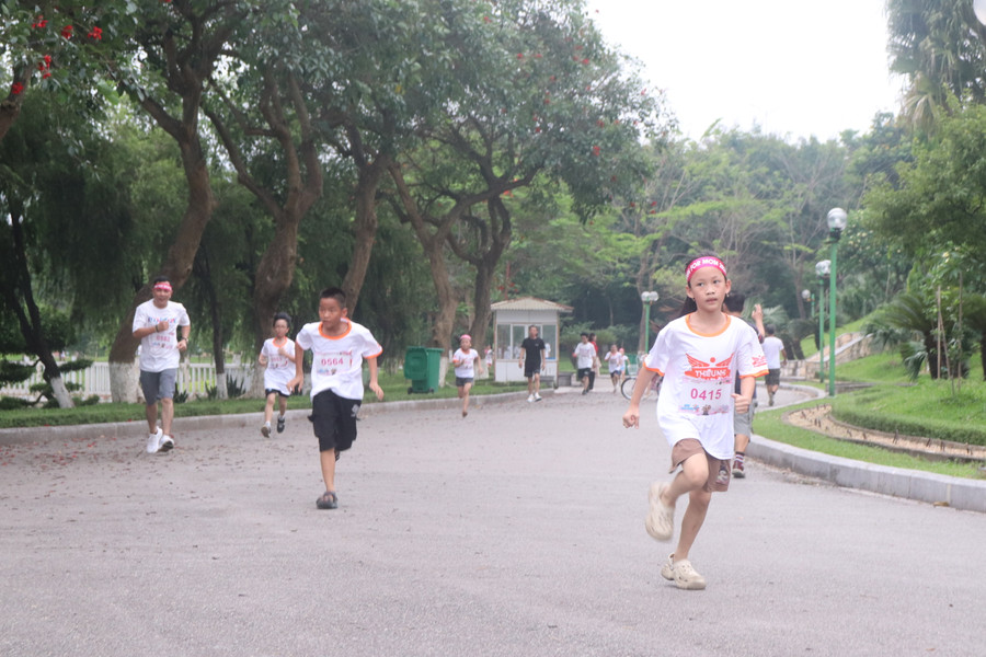 Vận động viên nhí tranh tài tại giải chạy. Vận động viên nhí tranh tài tại giải chạy.