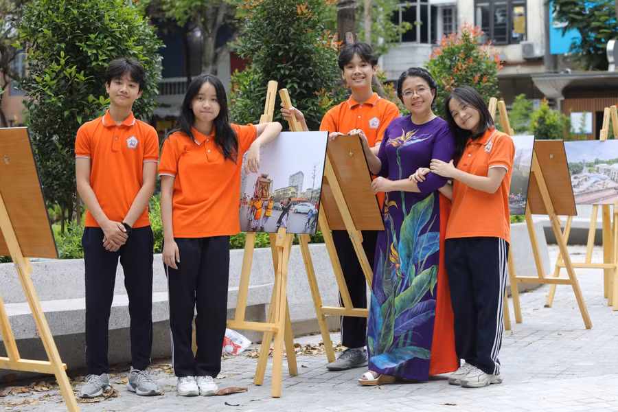 Nhà giáo Phạm Thị Hương Giang với học sinh Trường THCS Nguyễn Trãi.