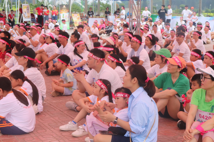 Đông đảo phụ huynh học sinh tham gia giải chạy. Đông đảo phụ huynh học sinh tham gia giải chạy.