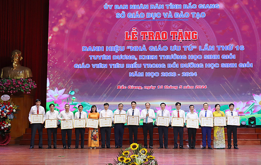 Ông Tạ Việt Hùng - Giám đốc Sở GDĐT trao tặng Giấy khen cho đại diện 14 tập thể có thành tích xuất sắc trong công tác chỉ đạo bồi dưỡng HSG.