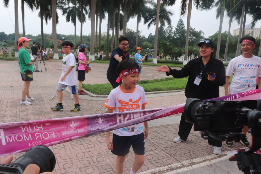 Niềm vui hân hoan về đích. Niềm vui hân hoan về đích.