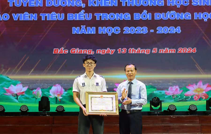 Ông Mai Sơn, Phó Chủ tịch Thường trực UBND tỉnh Bắc Giang trao tặng Bằng khen cho đại diện các em HS đạt giải Nhất tại kỳ thi chọn HSG quốc gia.