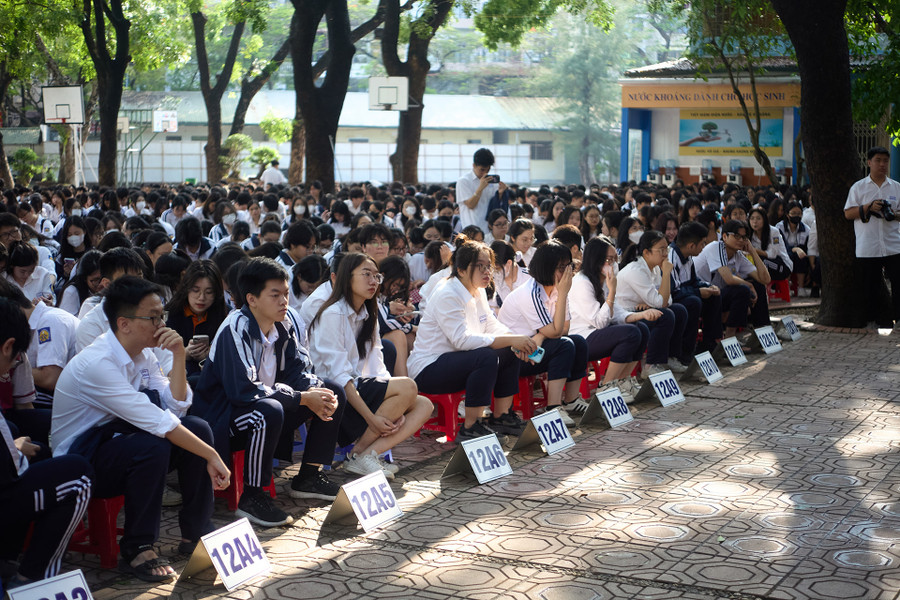 Các em học sinh tham gia buổi sinh hoạt ngoại khóa văn học ý nghĩa.