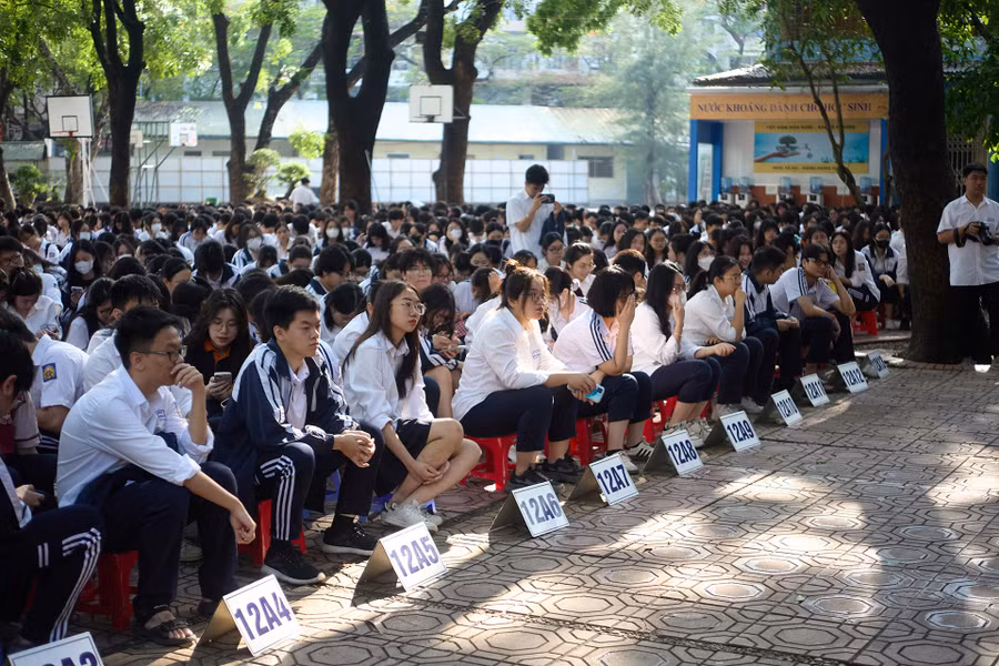 Các em học sinh tham gia buổi sinh hoạt ngoại khóa văn học ý nghĩa.