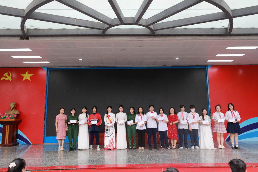 Nhân dịp này, trường THCS Mai Dịch cũng trao giải Cuộc thi &quot;Đại sứ Văn hóa đọc năm 2024&quot; cho các em học sinh đạt giải.