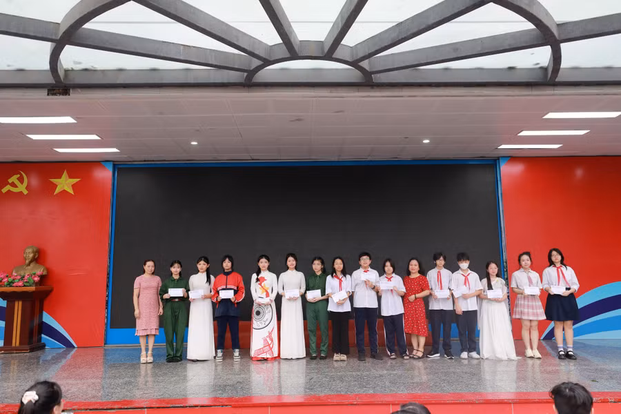 Nhân dịp này, trường THCS Mai Dịch cũng trao giải Cuộc thi "Đại sứ Văn hóa đọc năm 2024" cho các em học sinh đạt giải.