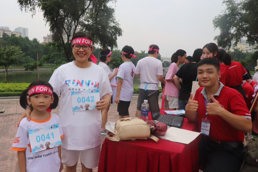 Còn chị Huyền và con gái tham gia tranh tài tại giải chạy. Còn chị Huyền và con gái tham gia tranh tài tại giải chạy.