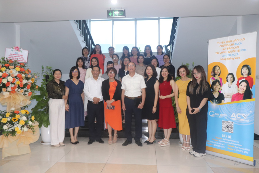 Trung tâm Đào tạo Audit Care Việt Nam và đại biểu chụp ảnh với học viên.