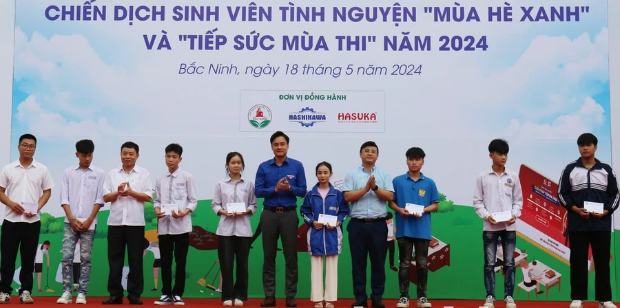 Ban tổ chức chương trình và đại biểu trao quà cho học sinh có hoàn cảnh khó khăn trên địa bàn TP Bắc Ninh.