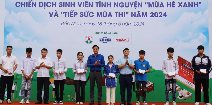 Ban tổ chức chương trình và đại biểu trao quà cho học sinh có hoàn cảnh khó khăn trên địa bàn TP Bắc Ninh.